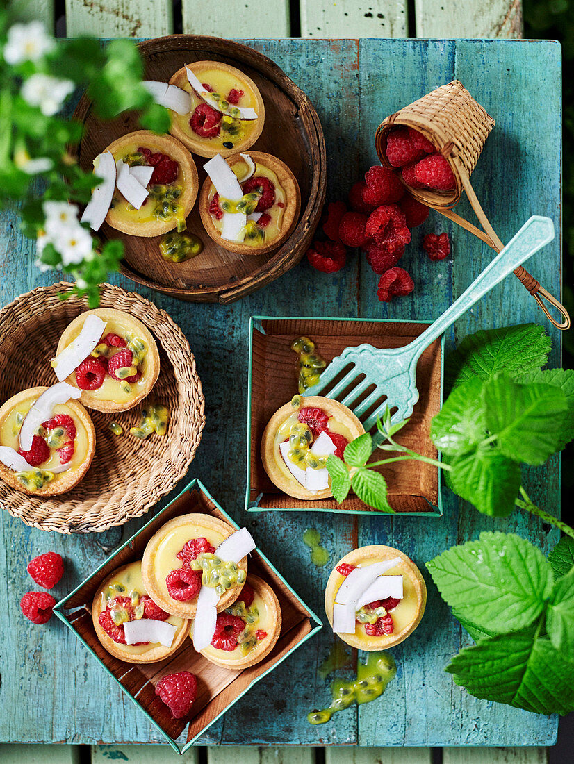 Passionsfrucht-Curd-Tarteletts mit Himbeeren und Kokosnuss