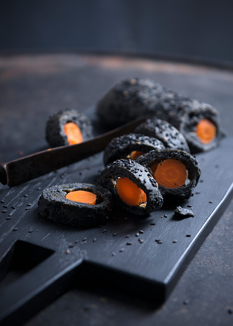 Schwarzes Sesambaguette mit eingebackener Karotte.