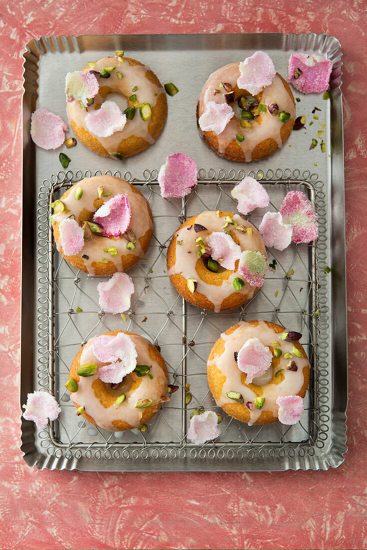 Pistazien-Rosen-Törtchen mit Zitronenglasur und kandierten Rosenblütenblättern