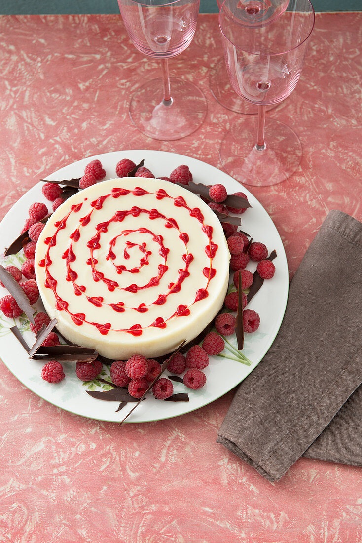 Cheesecake mit weisser Schokolade und Himbeeren