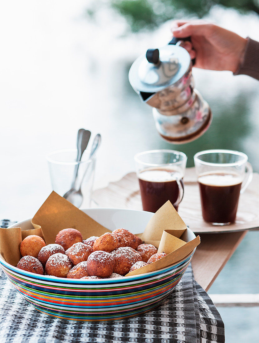 Schoko-Vanille-Kaffee und Frittierte Ricottabällchen