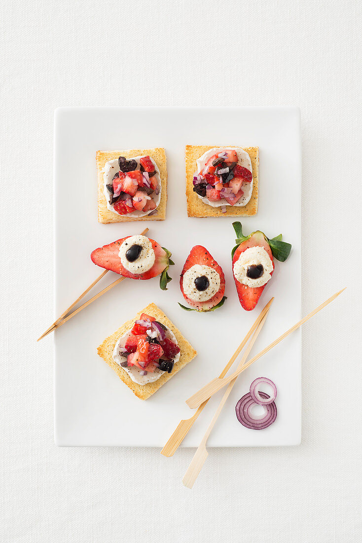 Crostini mit Ziegenfrischkäse, Erdbeeren und Oliven & Erdbeeren mit Mascarpone-Parmesan-Creme