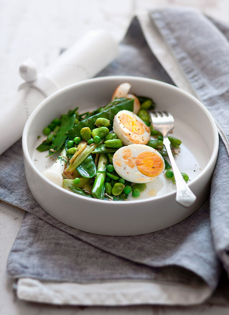 Gedünstete Fenchel-Knoblauch-Eier auf grünem Gemüse