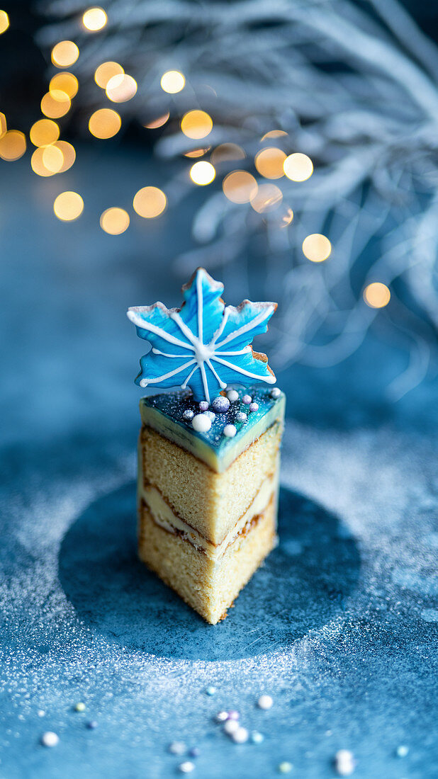Blauer Mirror Glaze Cake dekoriert mit Weihnachtsstern