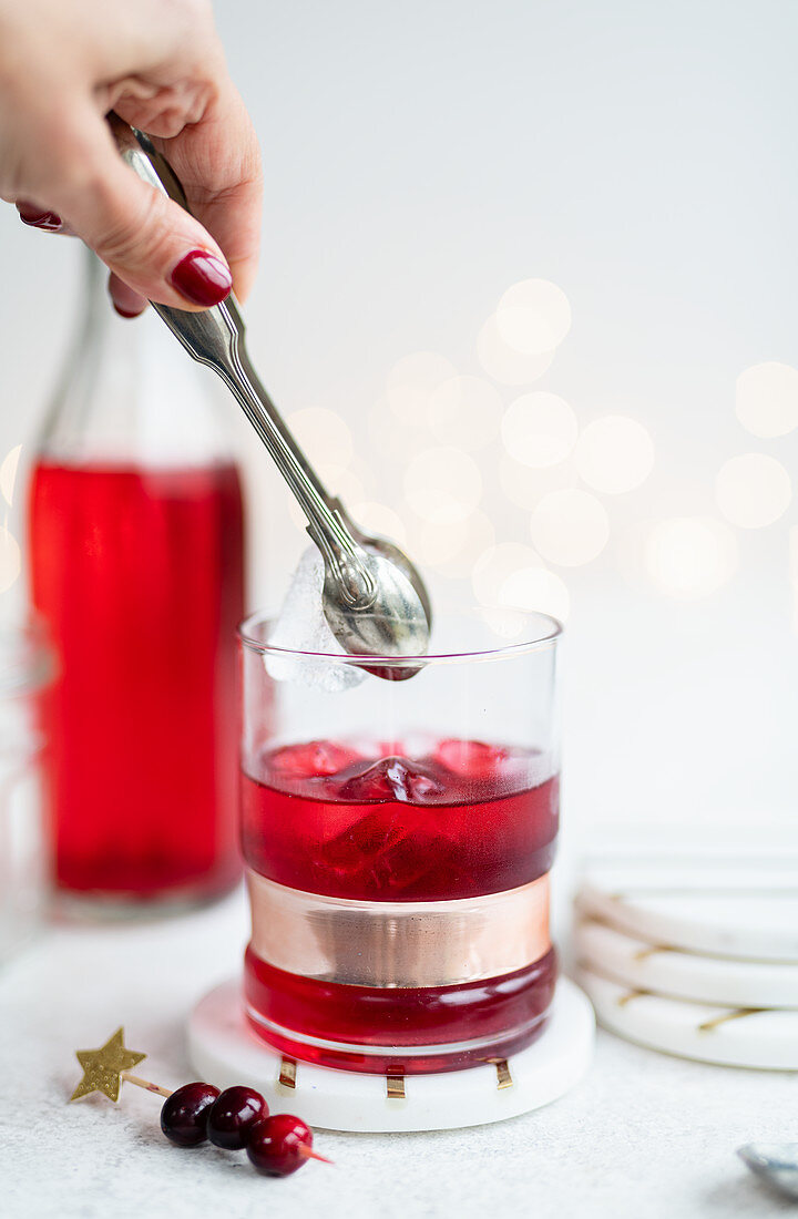 Cranberry-Wodka mit Eiswürfeln im Glas