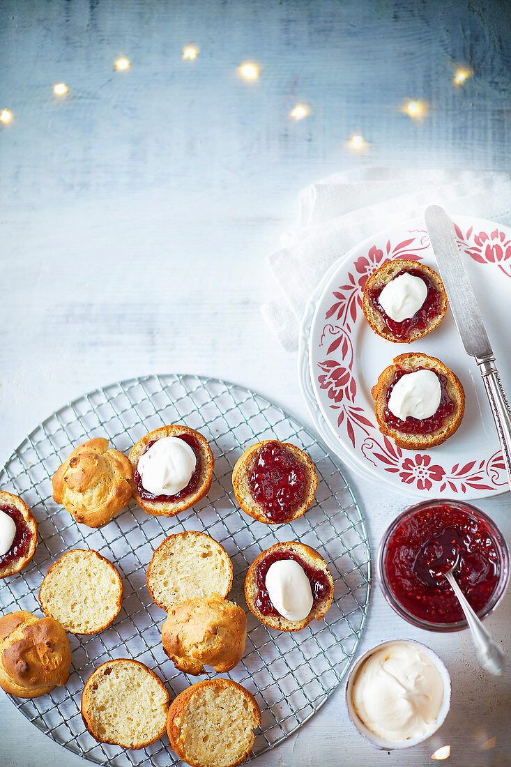 Eiscreme-Scones mit Himbeermarmelade