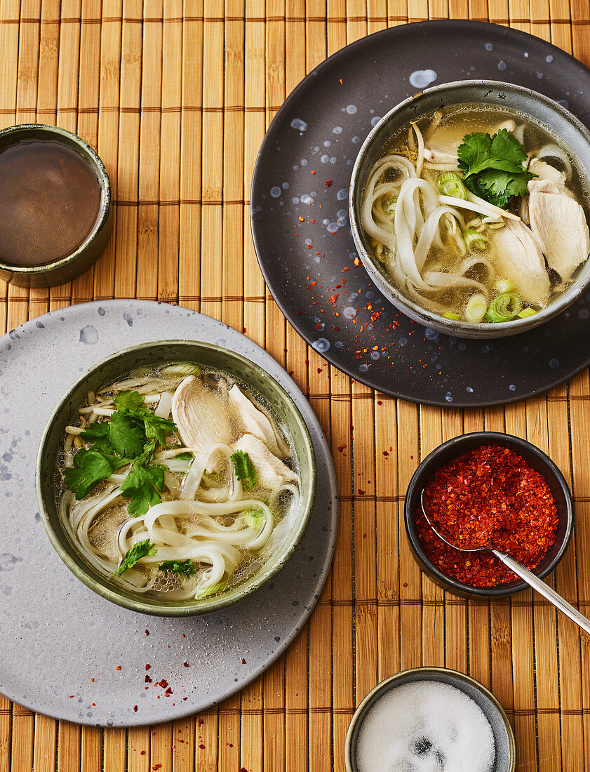 Thailändische Nudelsuppe mit Hähnchen