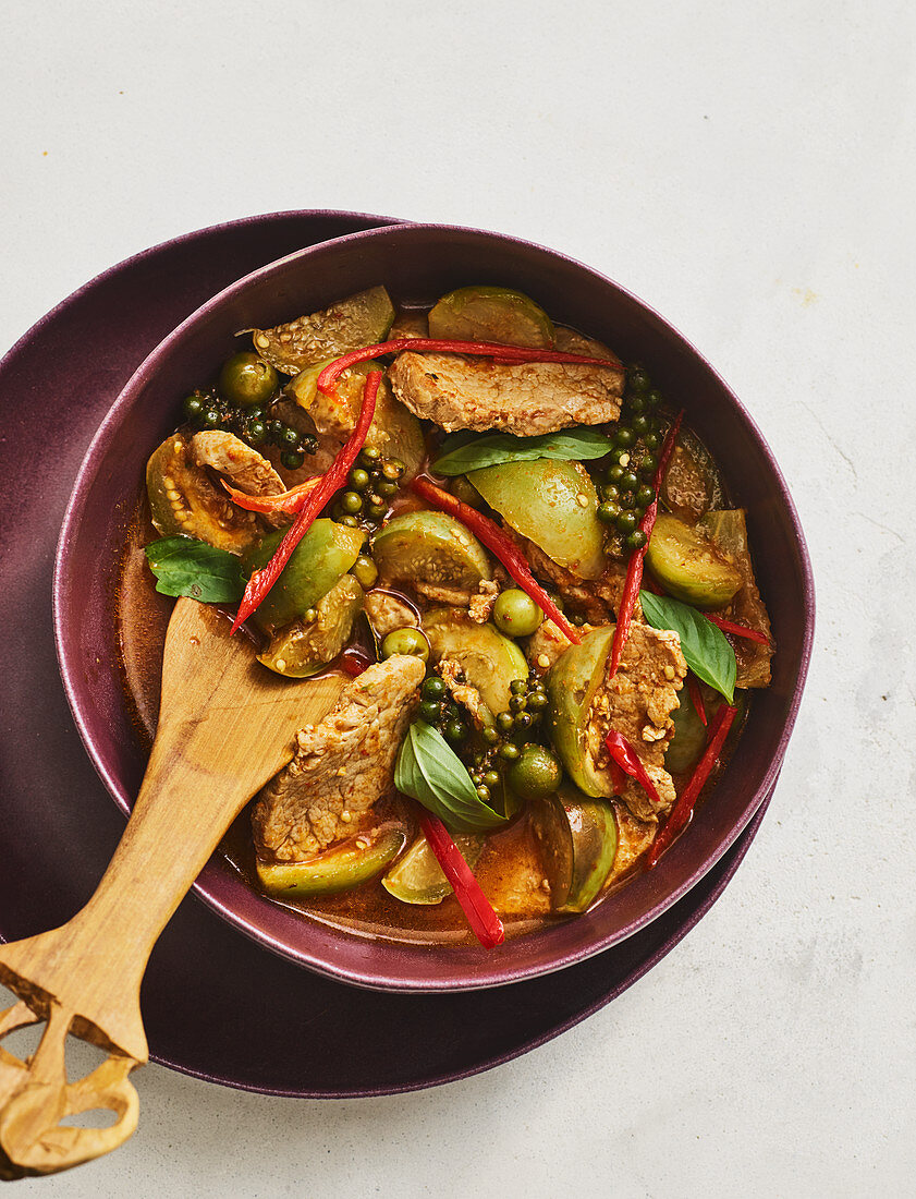 Thailändisches Schweinefleisch mit Curry-Aubergine und grünem Pfeffer