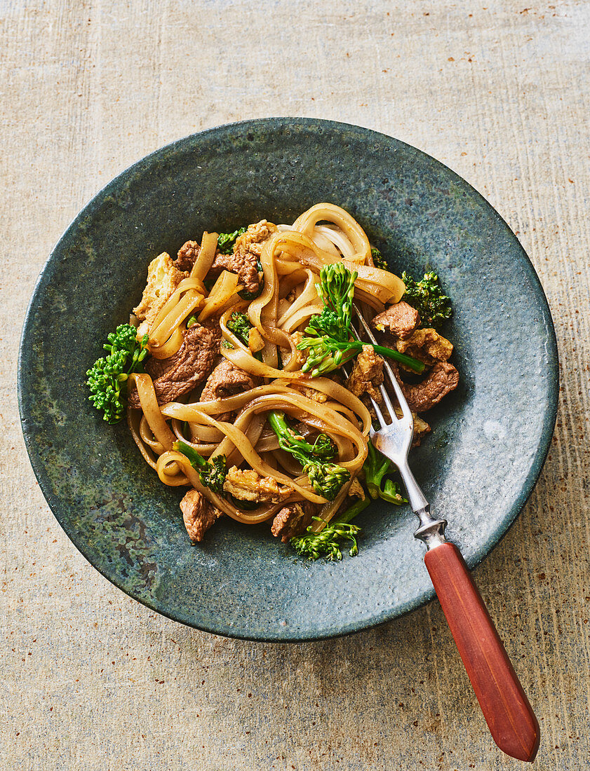 Fried rice noodles with beef steak (Thailand)