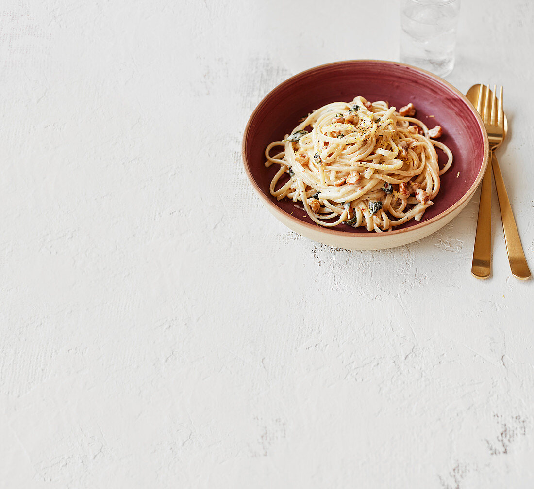 Linguine mit Haselnüssen, Parmesan und Oregano