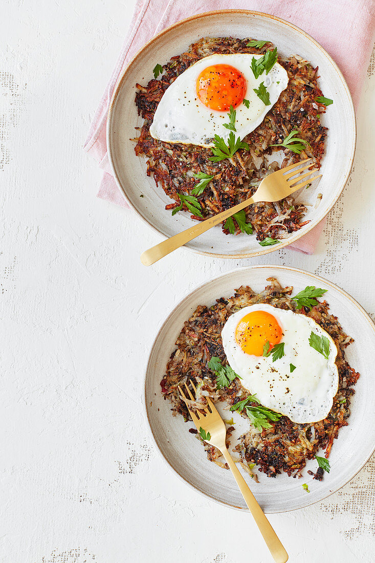 Kartoffel-Apfel-Rösti mit Rosenkohl, Blutwurst und Spiegelei