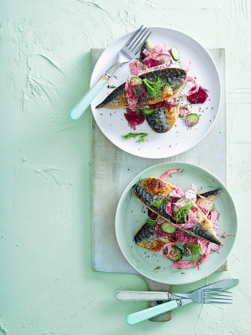 Pan-fried mackerel fillets with beetroot and fennel