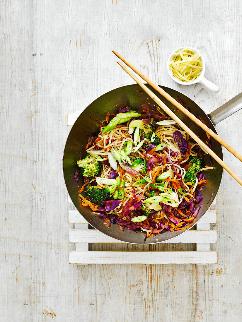 Vegetarische Yakisoba-Nudeln mit Gemüse