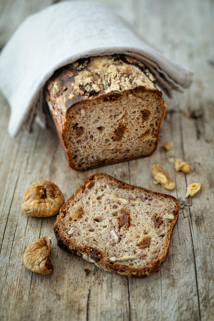 Nussbrot mit getrockneten Feigen als Kastenbrot