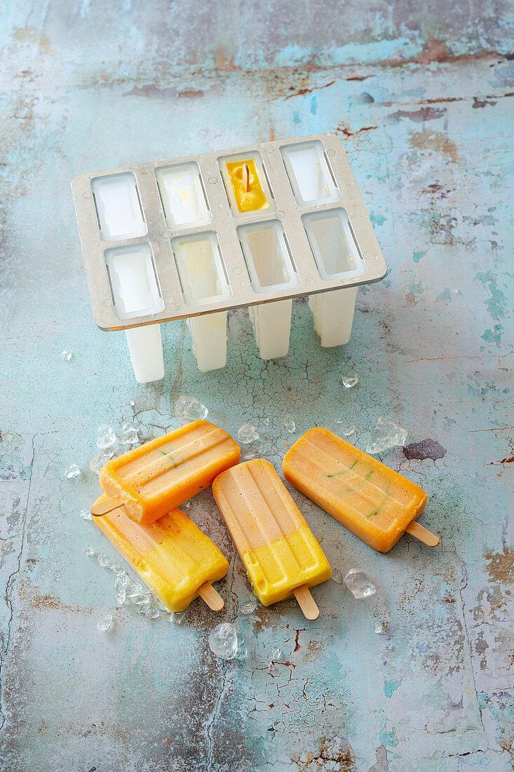 Two sorts of popsicles with multivitamin juice (vegan)
