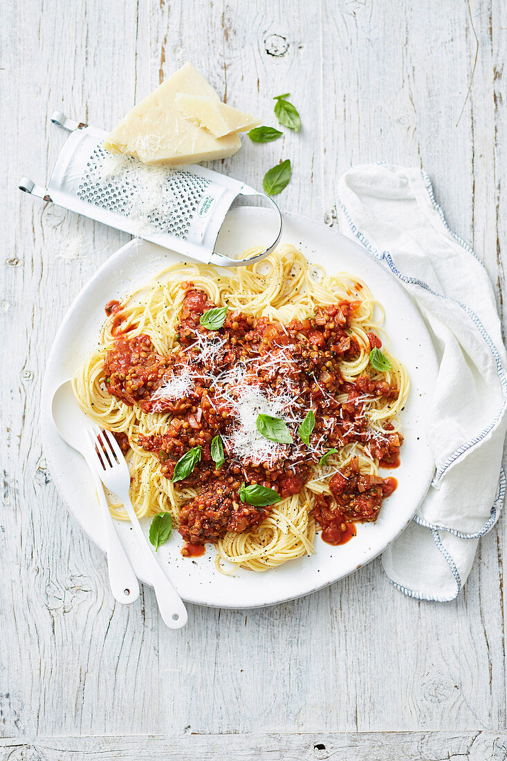 Spaghetti mit vegetarischer Linsen-Bolognese