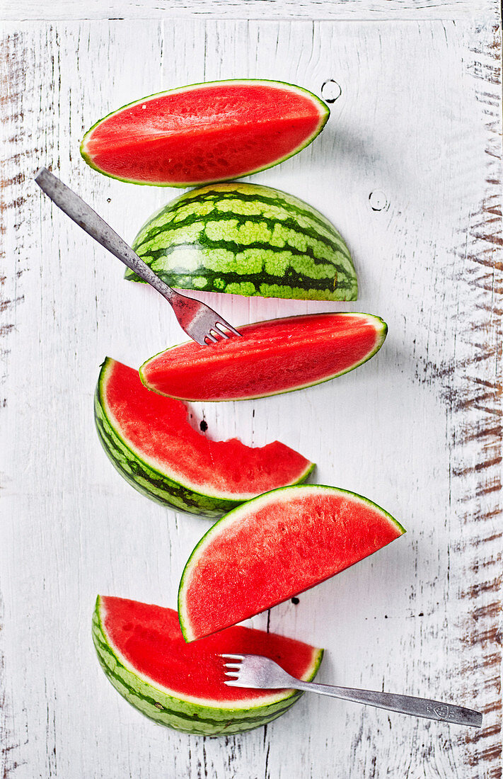 Wassermelonenspalten, angebissen und mit Gabeln