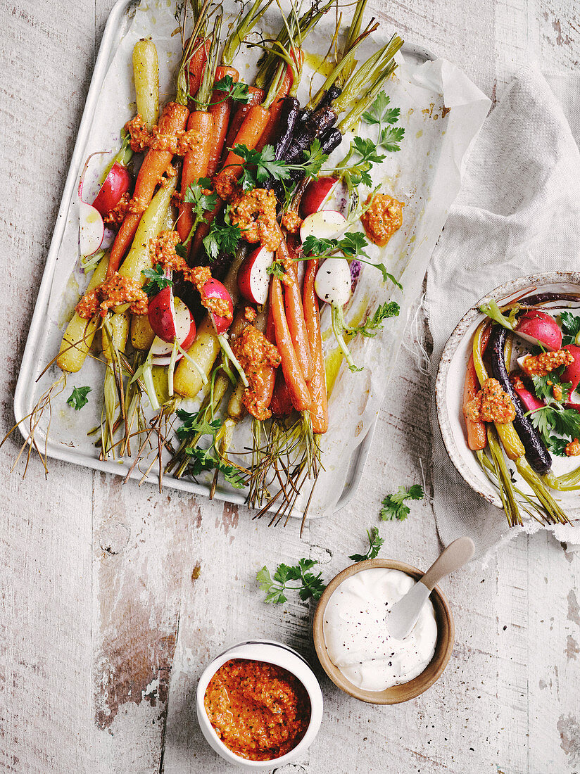 Gebratene Karotten und Radieschen mit Romesco-Sauce