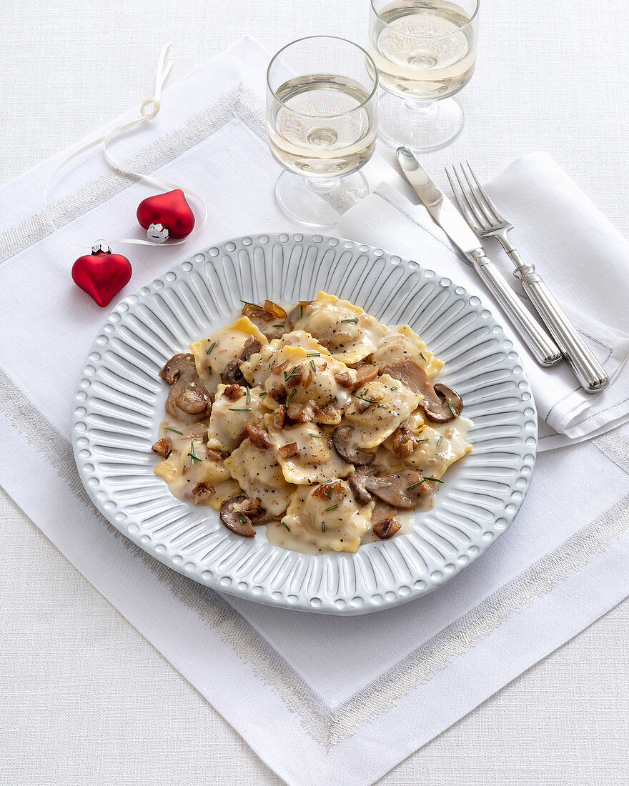 Ravioli in Käsesauce mit Steinpilzen und Maronen