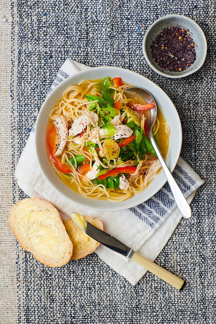 Nudelsuppe mit Hähnchen, Zitronengras und Ingwer