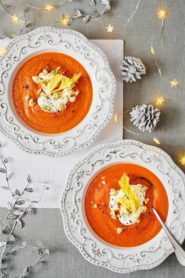 Tomaten-Sellerie-Suppe mit Stilton zu Weihnachten