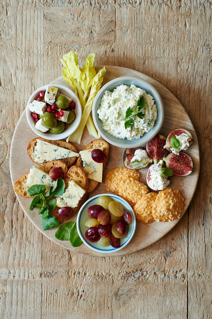 Käseplatte mit Feta, Oliven und Feigen