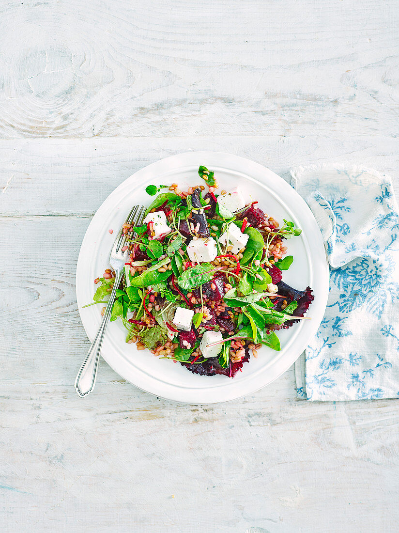 Getreidesalat mit Blattsalat und Feta