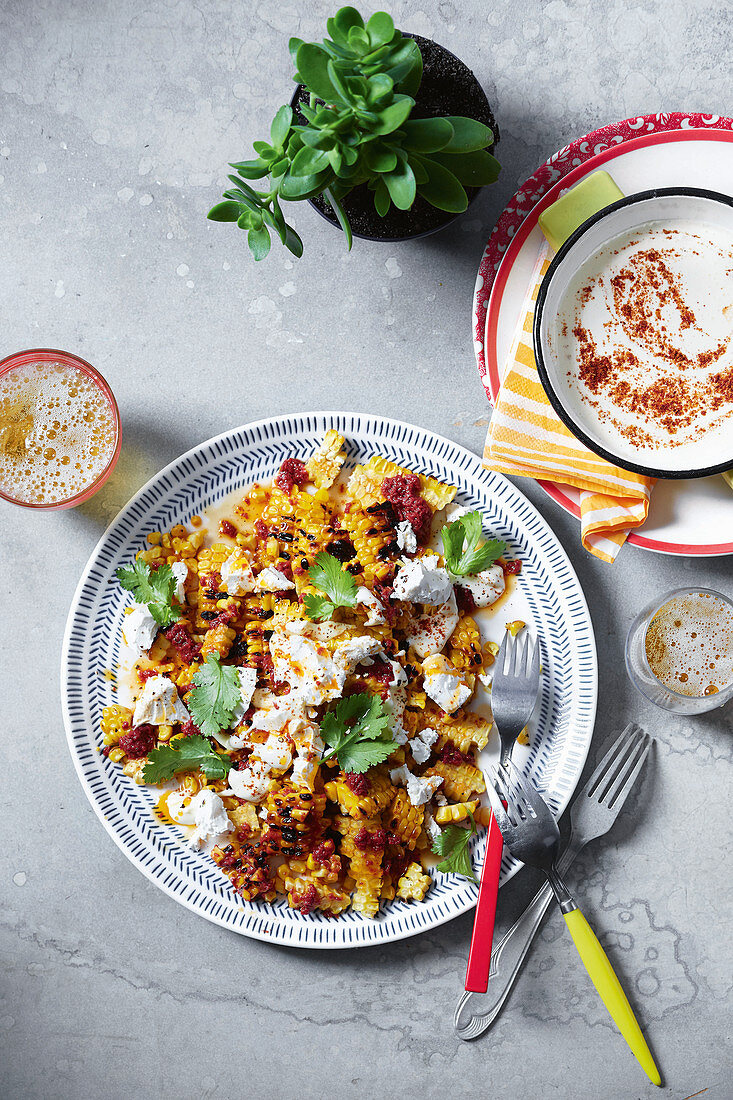 Esquites (gegrillte Maiskolben, Mexiko) mit Feta