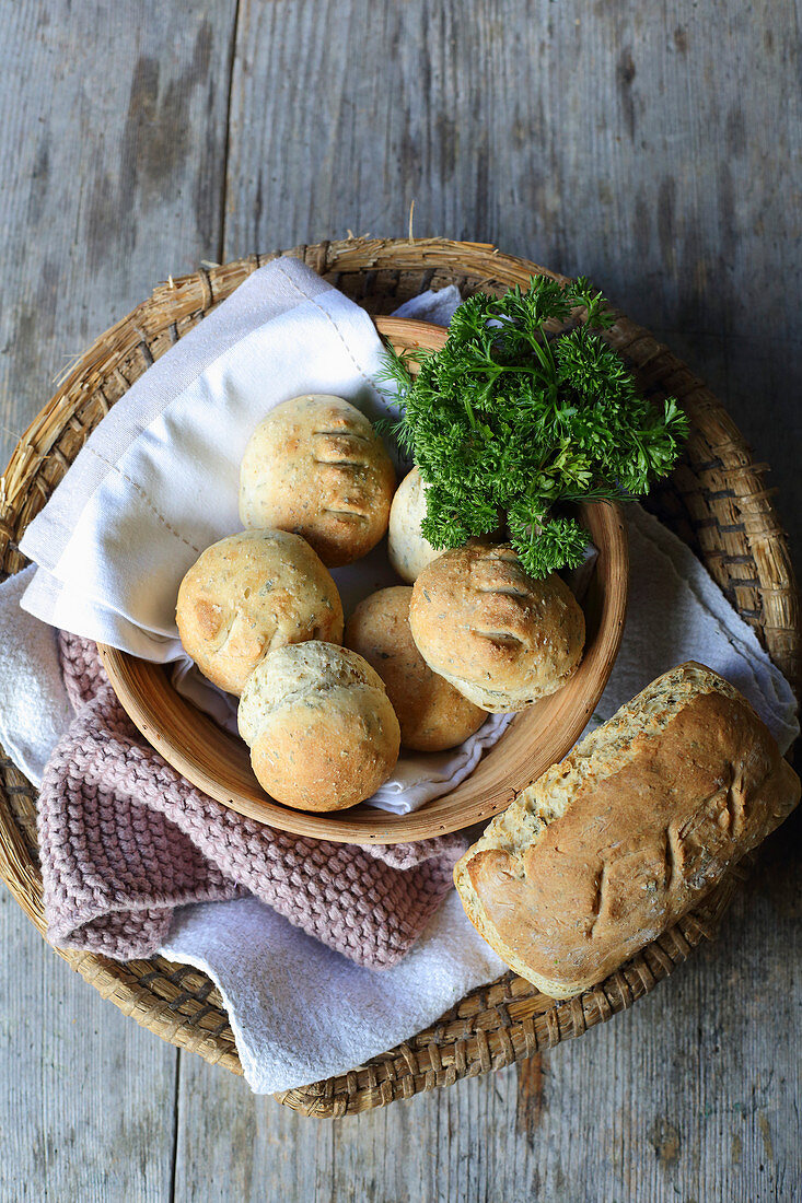 Molke-Kräuter-Brot und -brötchen