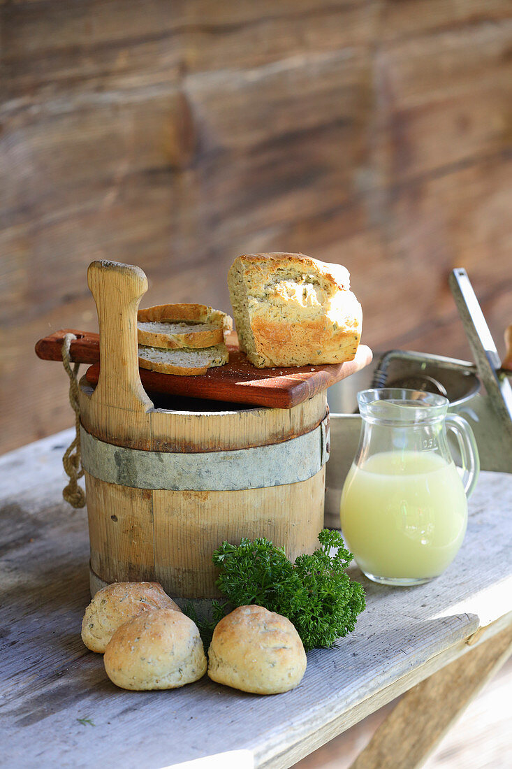 Frische Molke, Molkekräuter-Brot und -brötchen