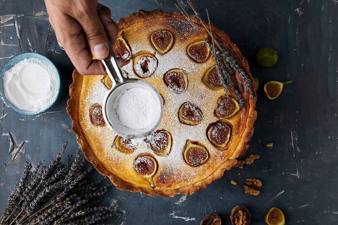 Frisch gebackene Mascarpone-Feigen-Tarte mit Puderzucker