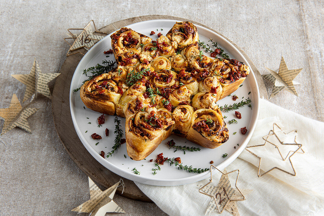 Pikanter Weihnachtsstern mit Ricotta-Tomaten-Füllung