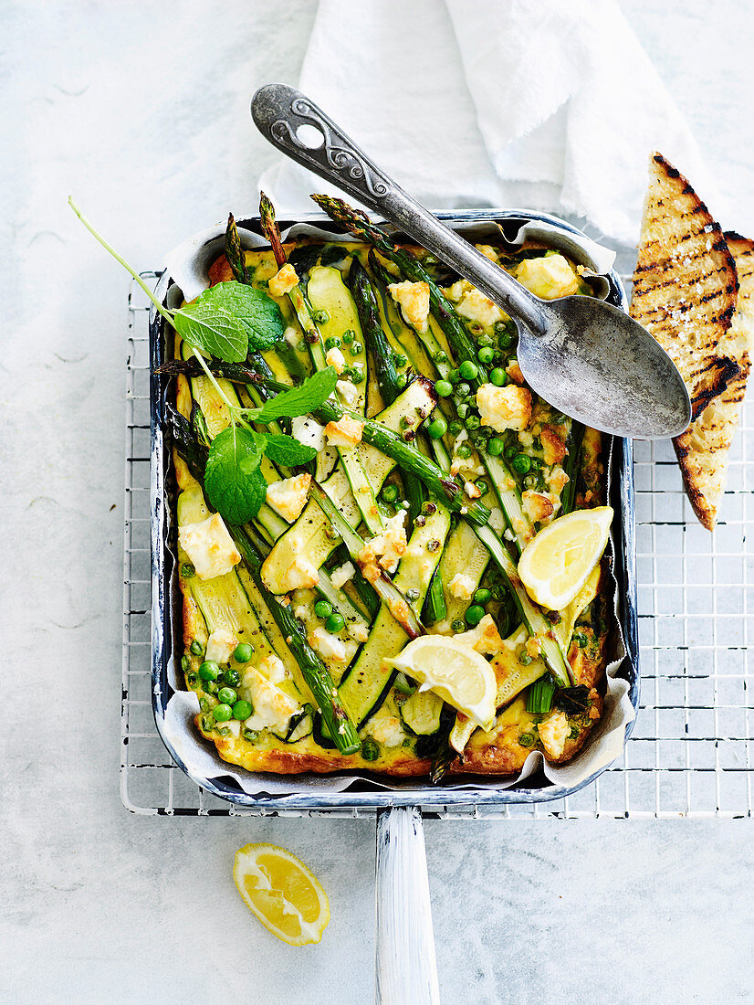 Frittata mit Spargel, Erbsen und Feta