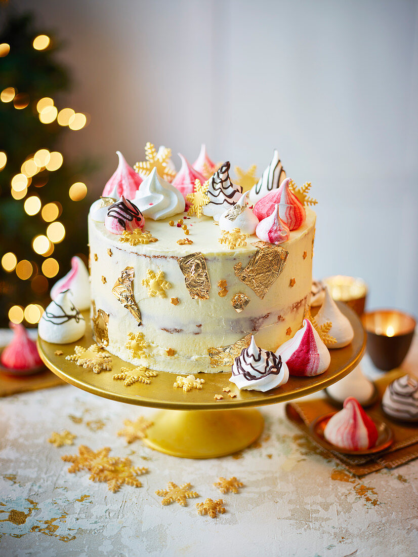 Weisse Schokoladen-Orangen-Torte mit Cranberries und Baisers zu Weihnachten