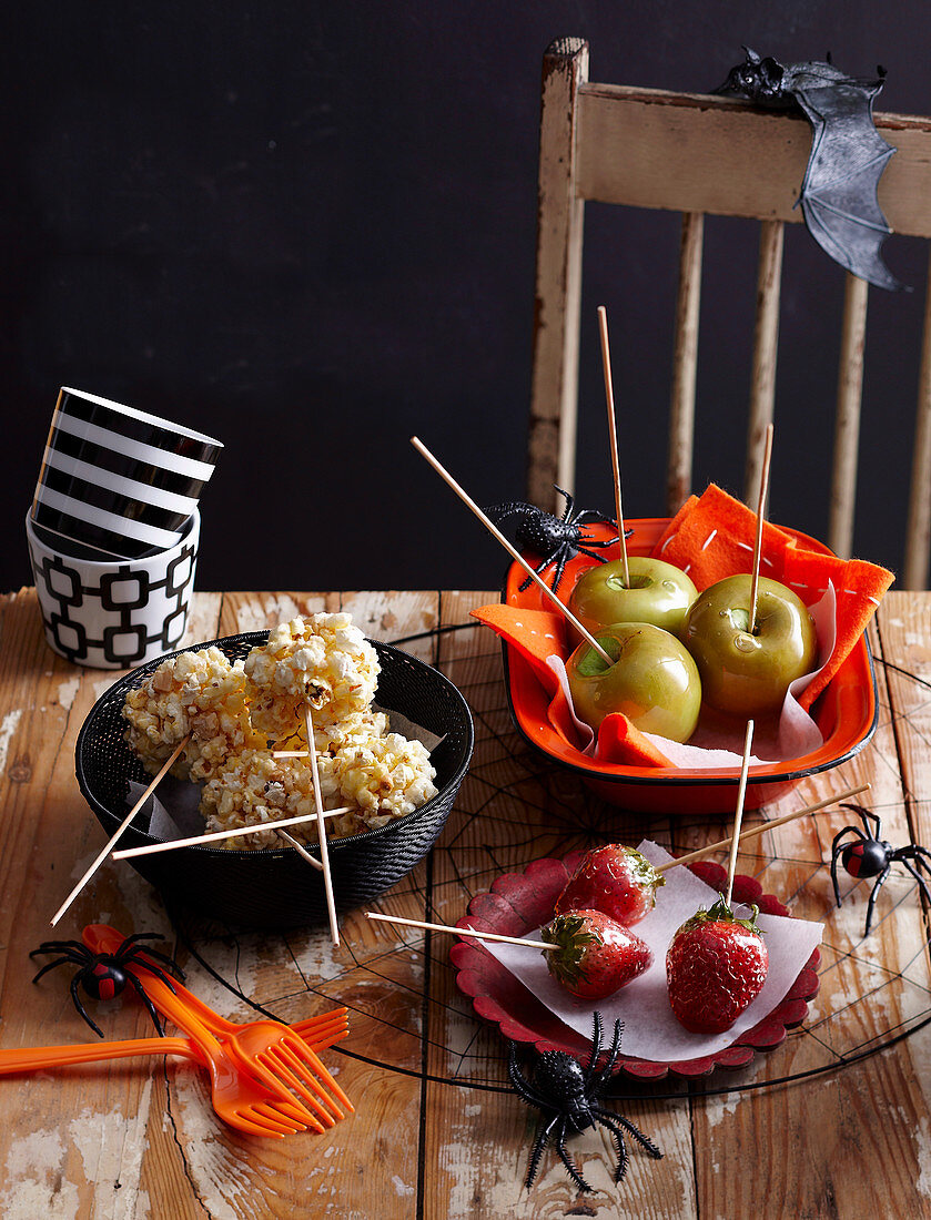 Gesundes Halloween: Toffee-Popcorn-Sticks und Fruchtspiesse