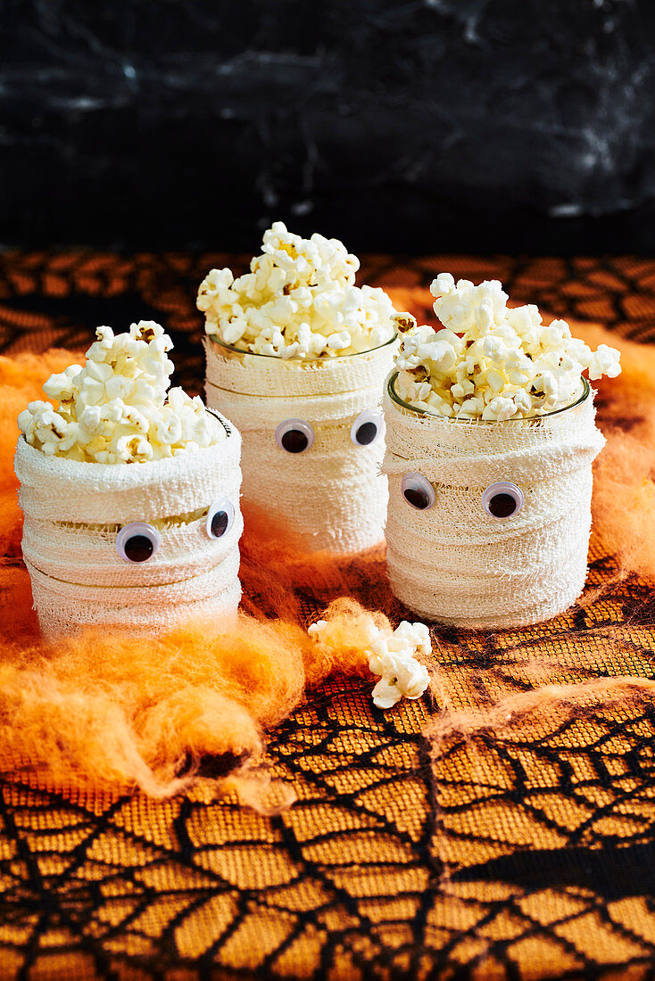 Gesundes Halloween: Mumienbecher mit Popcorn