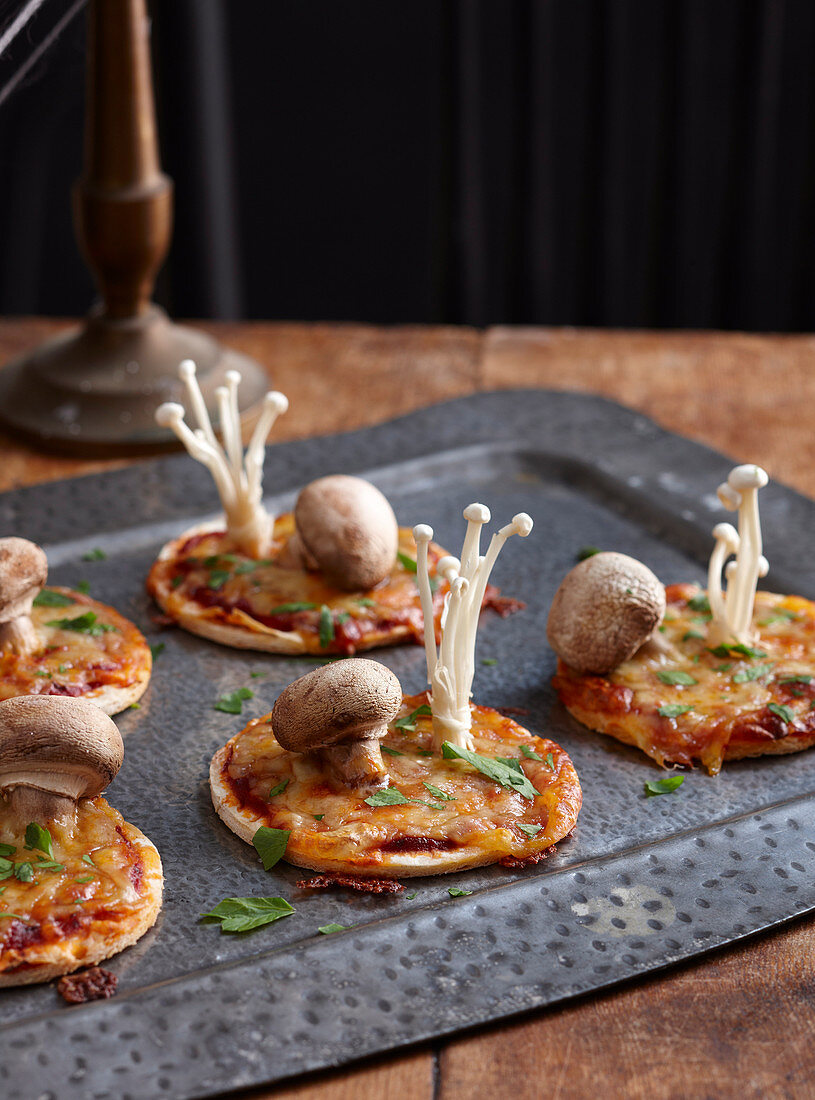 Gesundes Halloween: Minipizzen mit Pilzen