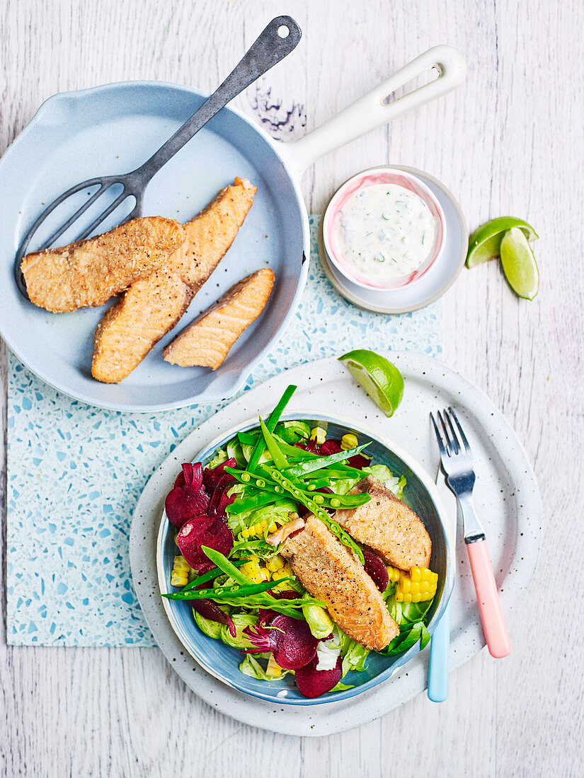 Knuspriger Fisch mit Regenbogensalat