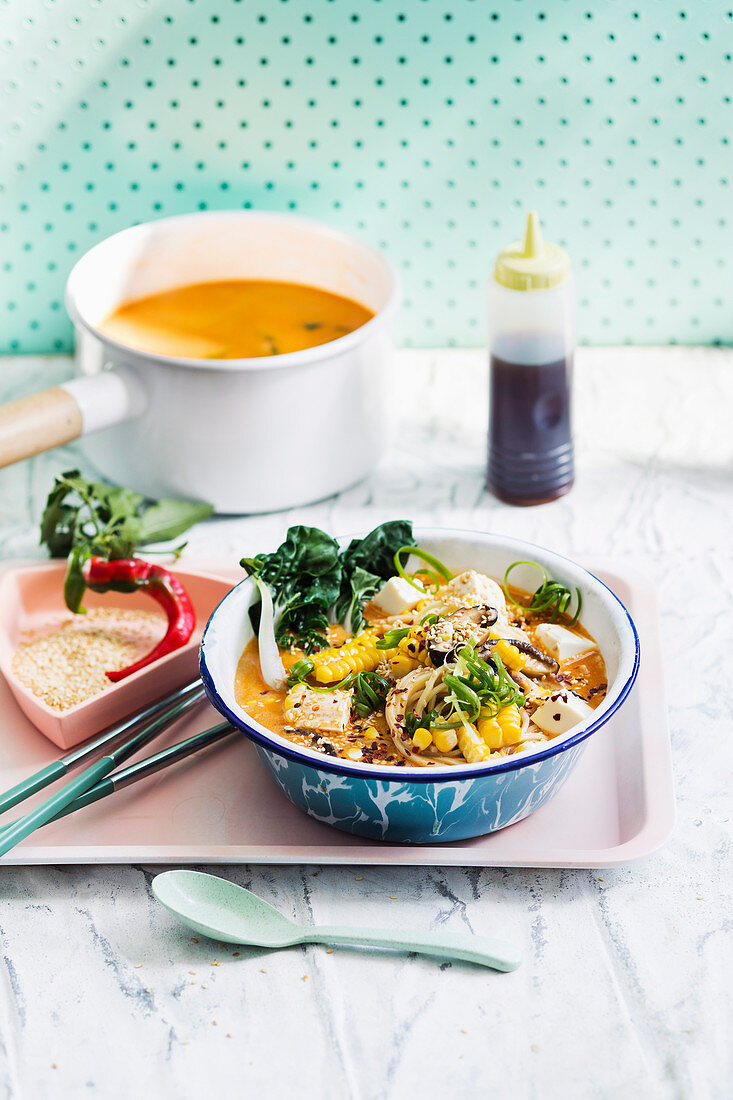 Würzige Not-Kotsu-Ramen mit Mais und Tofu