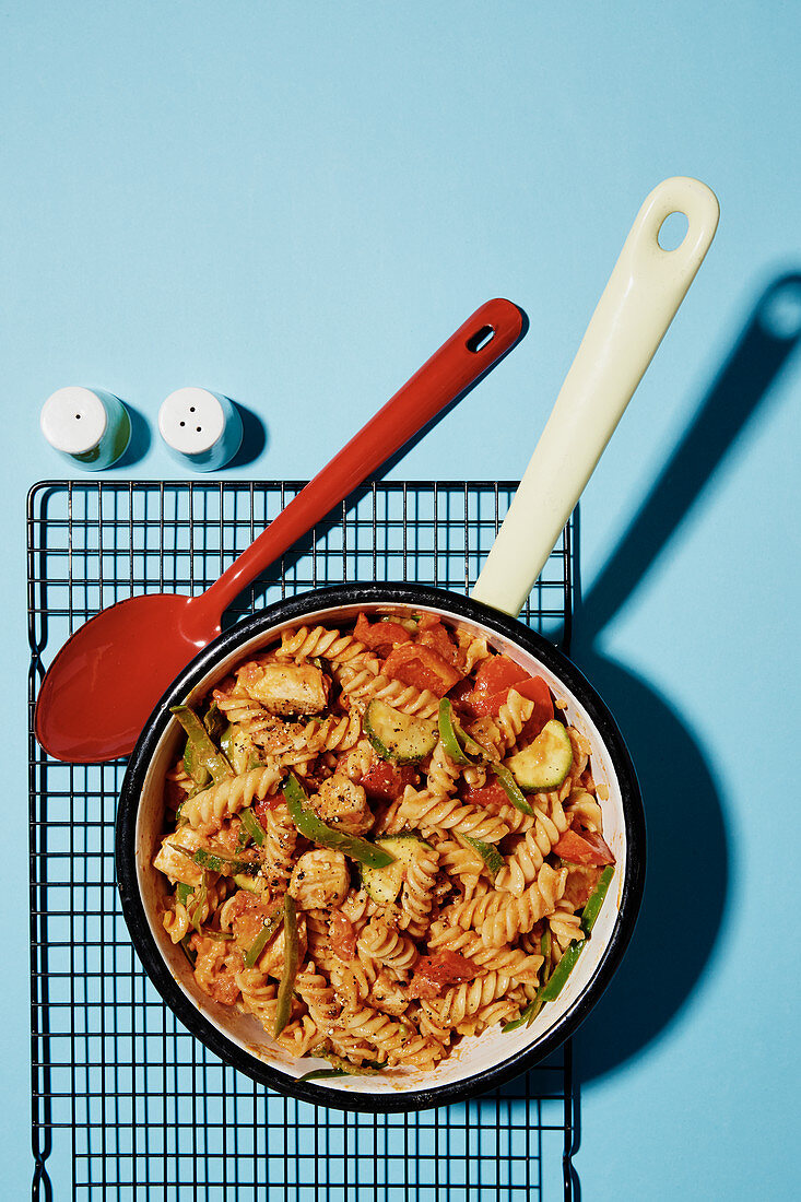 One-Pot-Pasta mit Hähnchen und Paprika