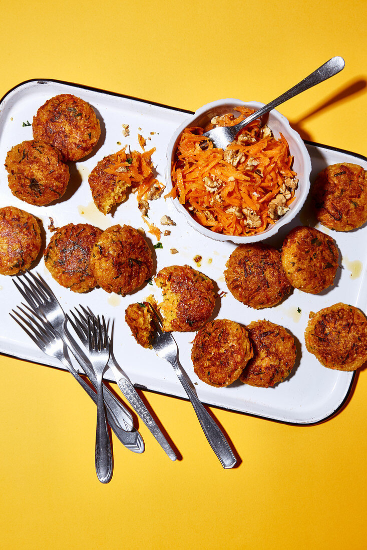 Bulgur and vegetable fritters with a carrot salad
