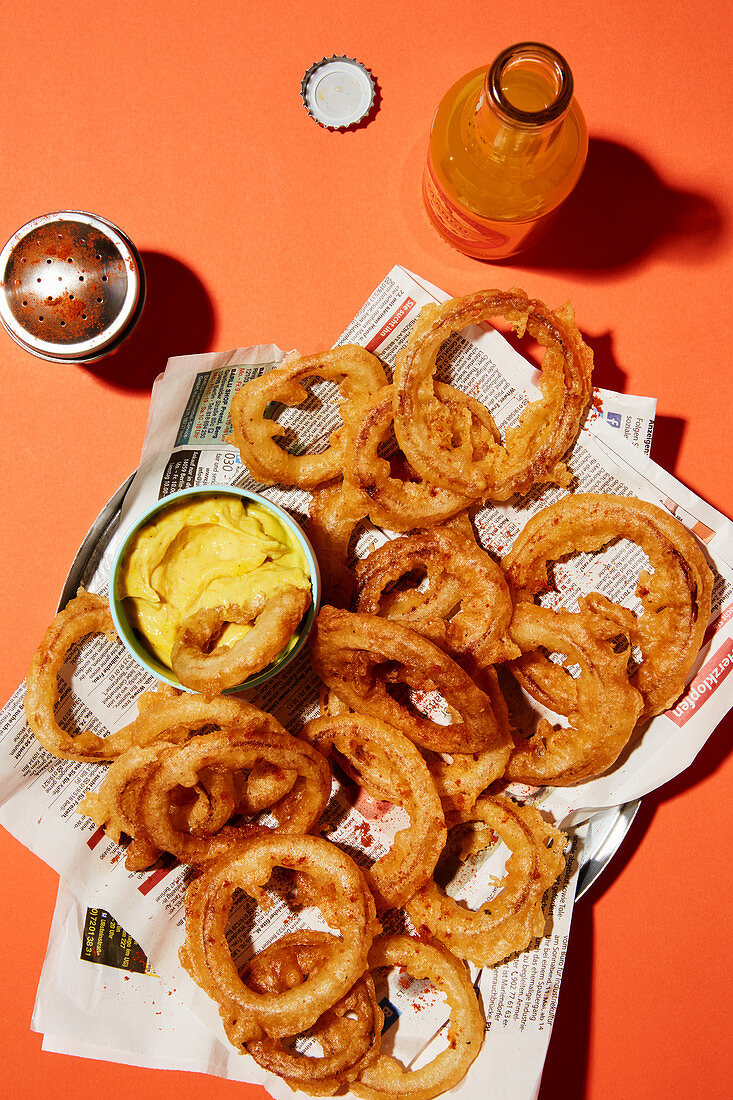 Beer-battered onion rings with a curry dip