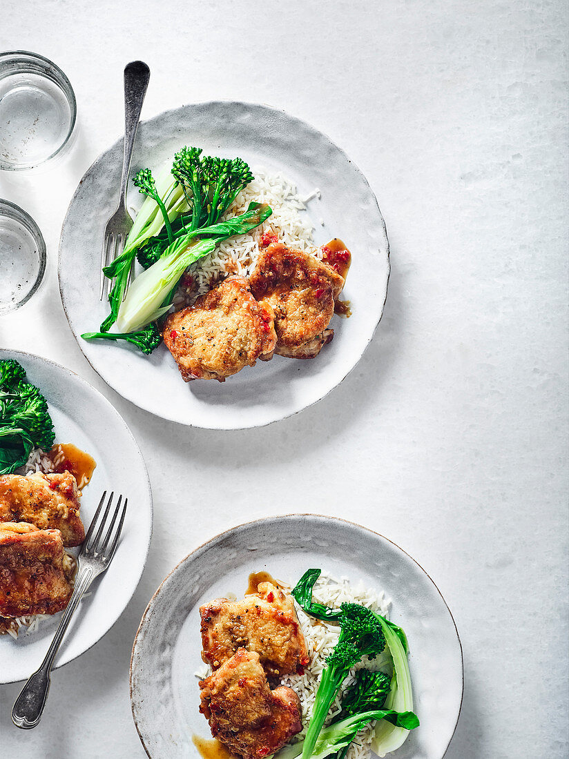 Knusperhühnchen mit Broccolini und Pak Choi auf Reis (China)