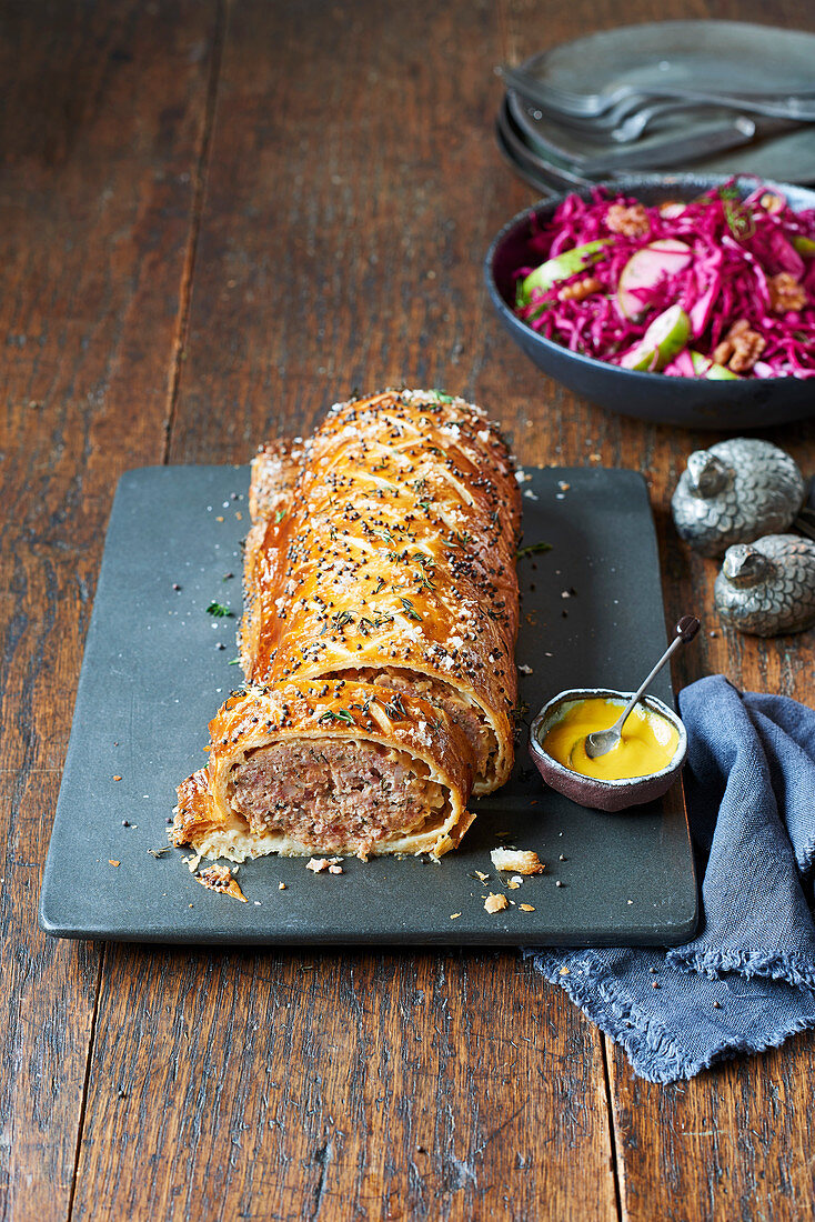 Hackbraten im Blätterteig, eingelegter Rotkohl mit Walnüssen und Äpfeln