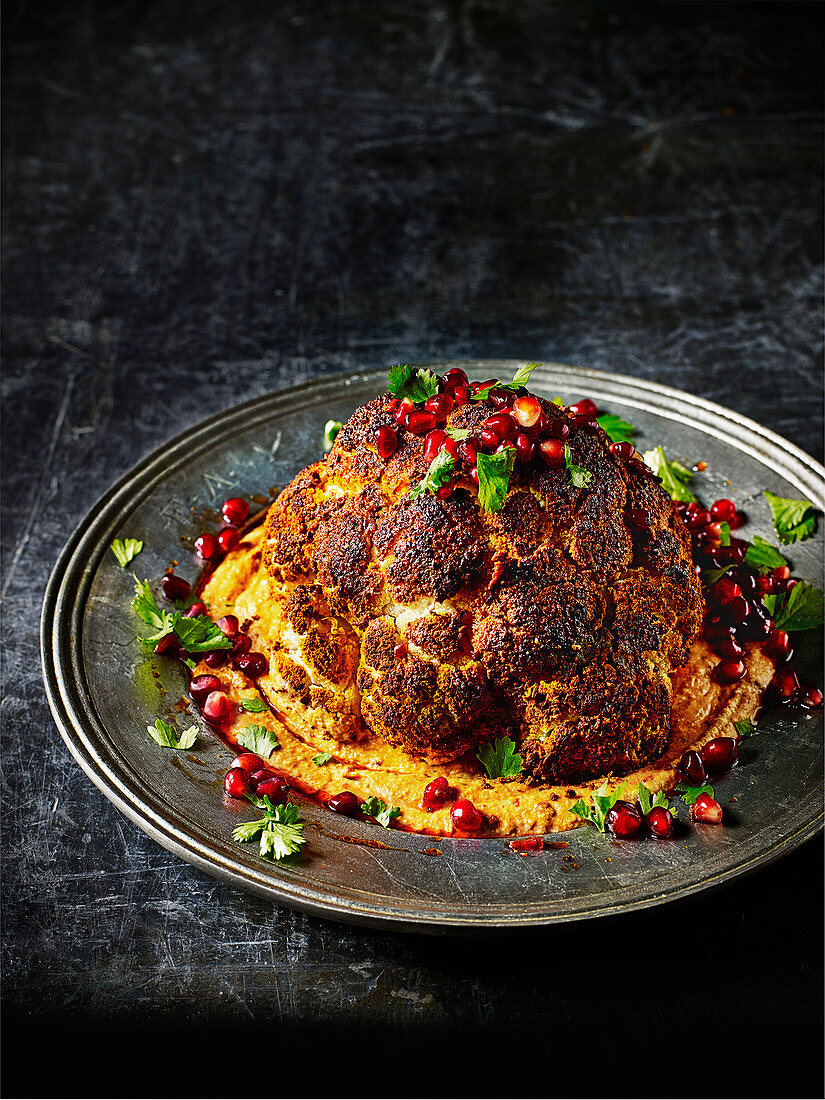 Ofengerösteter Blumenkohl mit warmen Harissa-Hummus