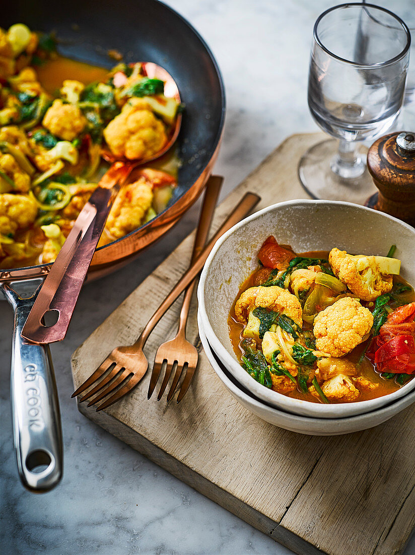 Blumenkohl-Curry mit Tomaten und Spinat (Asien)