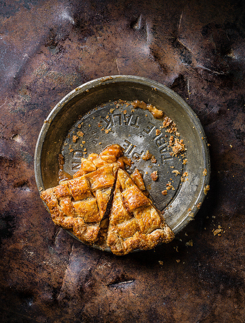Zwei übriggebliebene Stücke Apple Pie mit Salzkaramell und Rye Whiskey