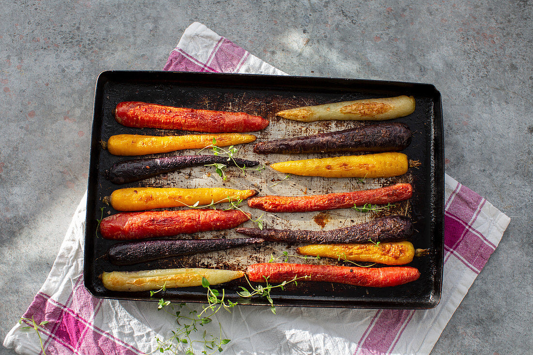 Geröstete bunte Karotten auf Ofenblech