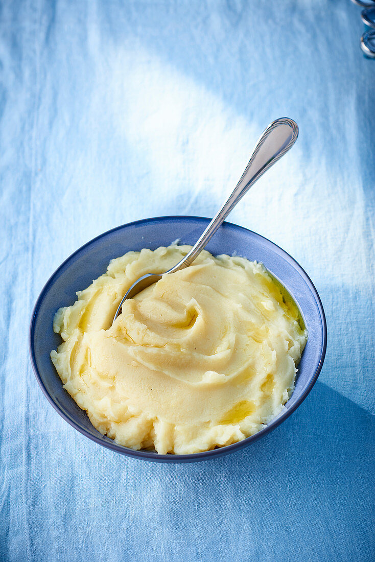 Mashed potatoes in a bowl with a spoon