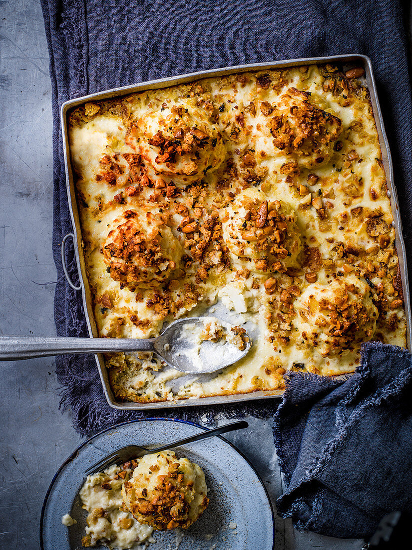 Cauliflower gratin with manchego and almonds